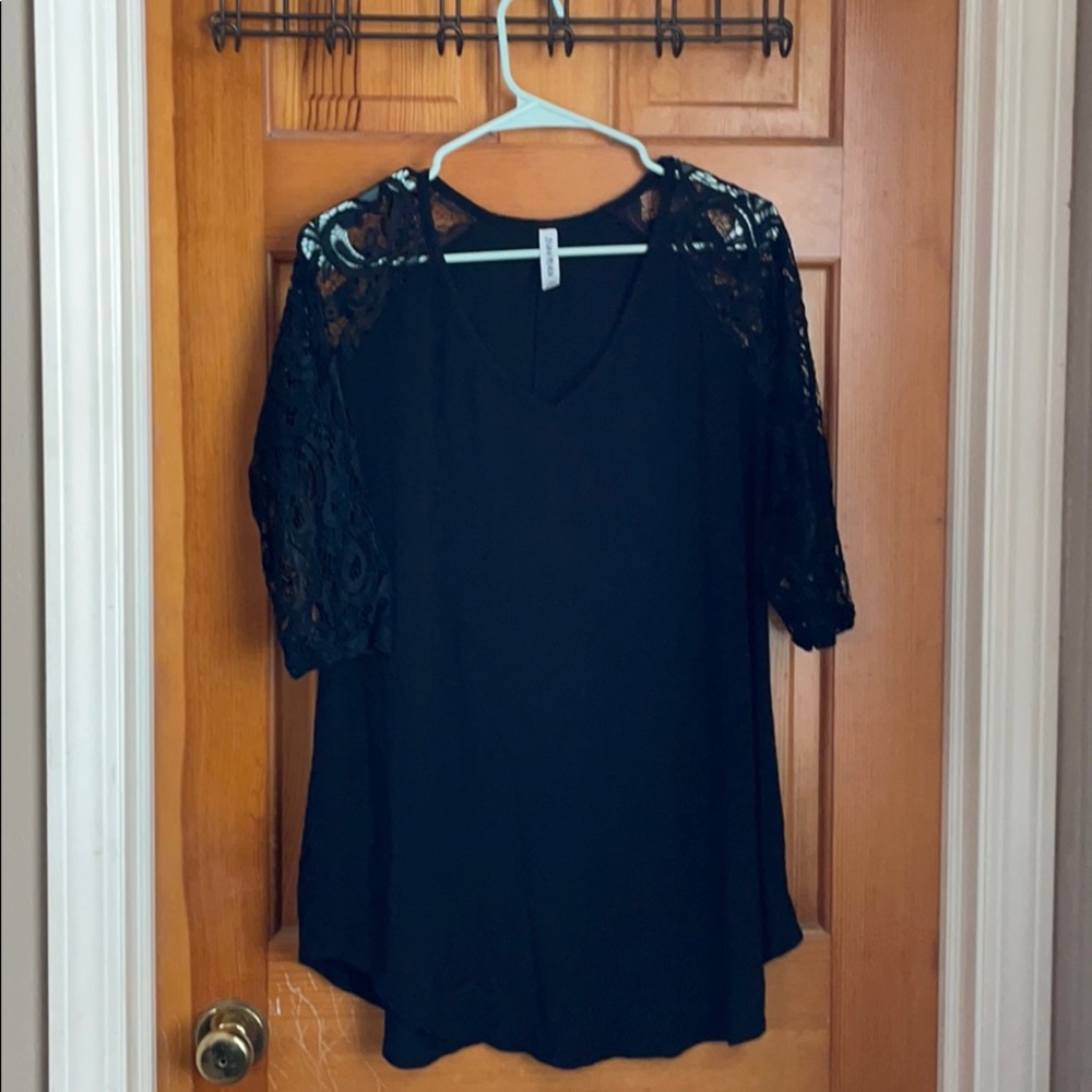 Black lace 3/4 sleeve shirt